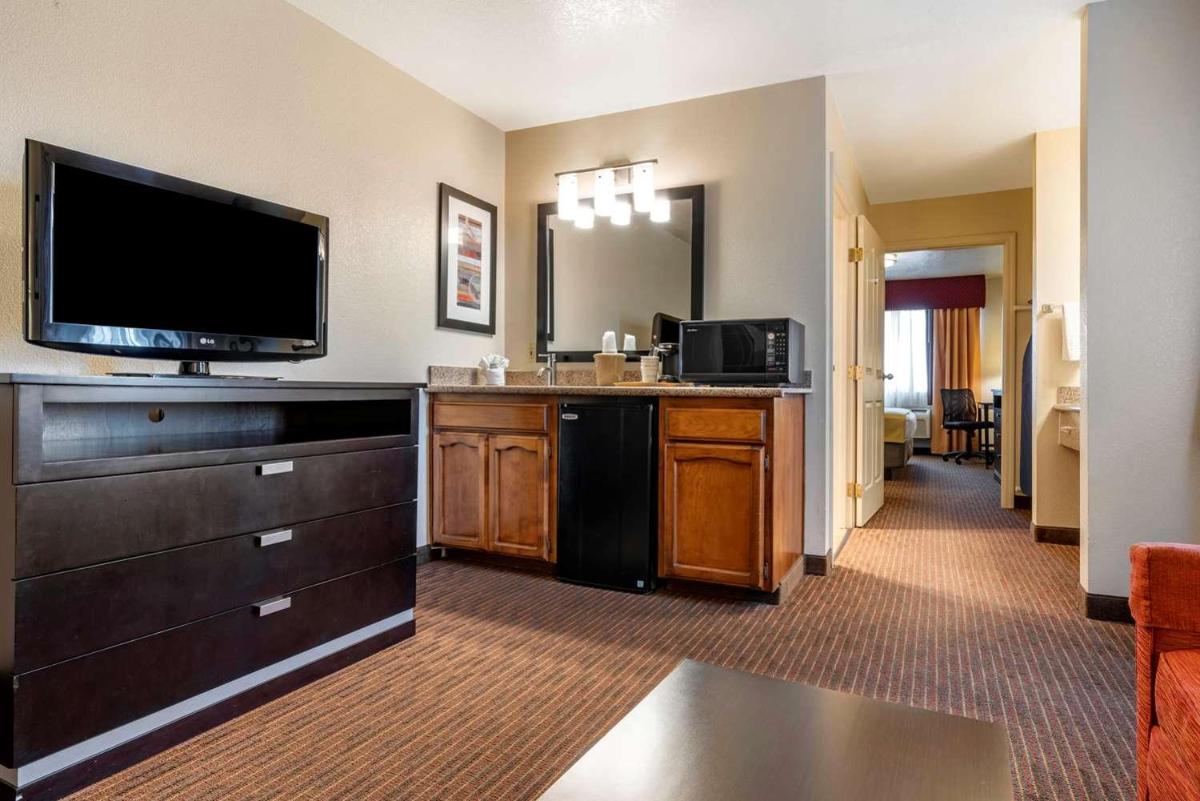 Best Western Luxury Inn - image 4