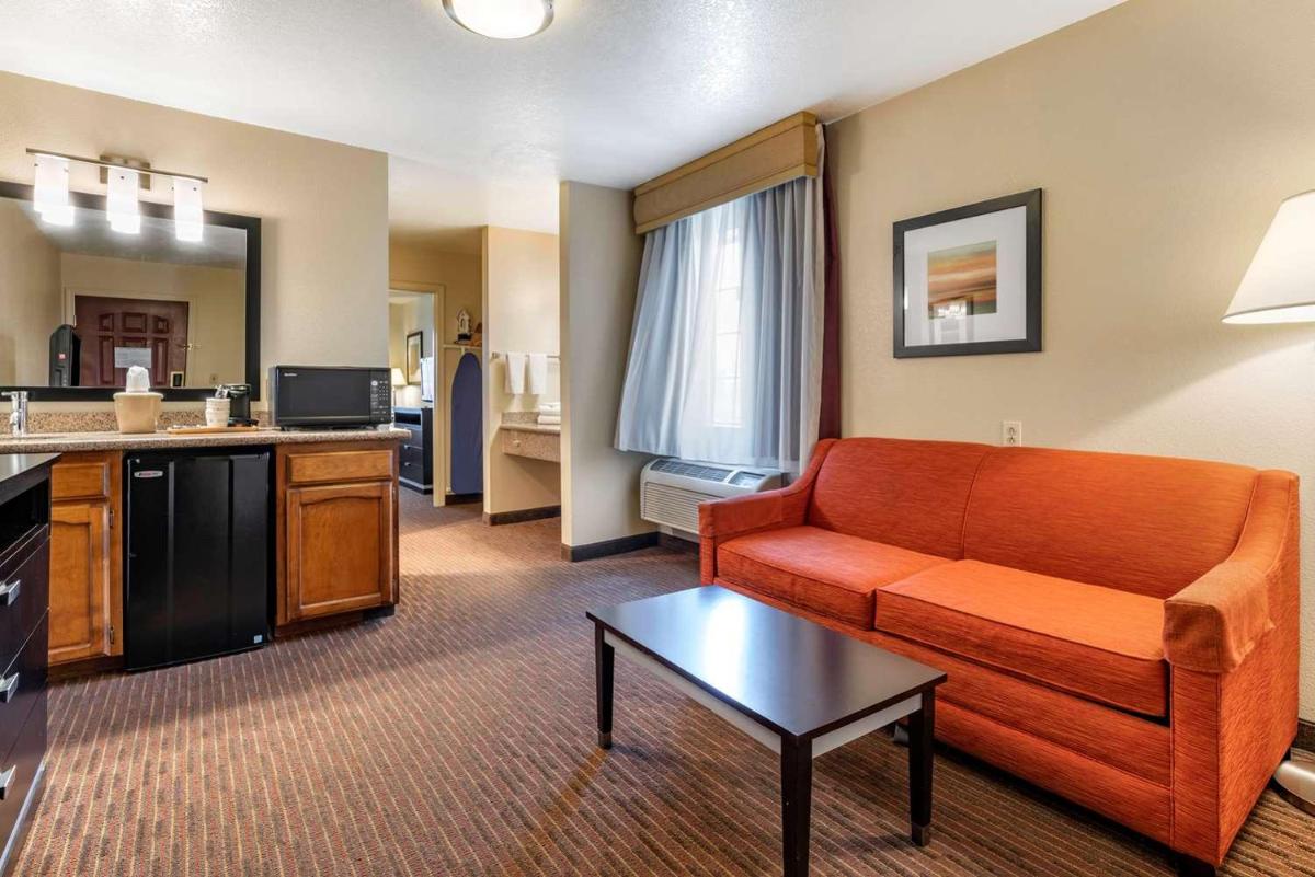 Best Western Luxury Inn - image 5