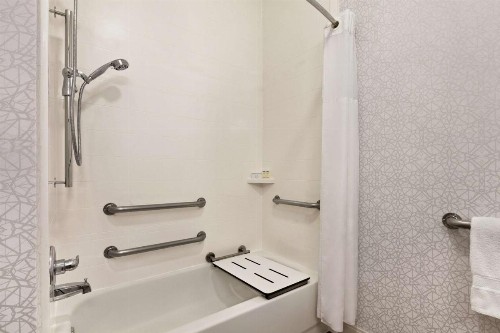 Hampton Inn Tracy - image 24