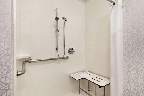 Hampton Inn Tracy - image 9