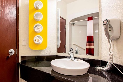 Seasons Inn Traverse City - image 3