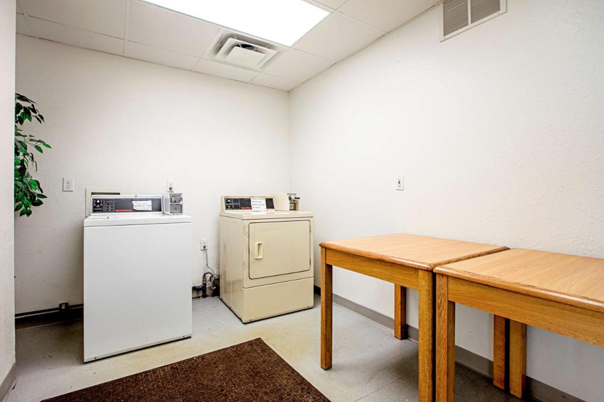 Seasons Inn Traverse City - image 4