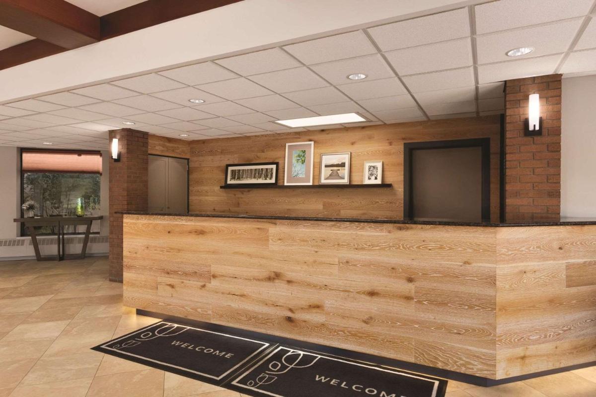 Country Inn & Suites by Radisson Traverse City MI - image 3
