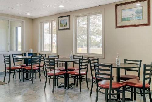 Econo Lodge Traverse City - image 17