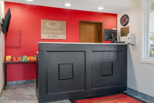 Econo Lodge Traverse City - image 18