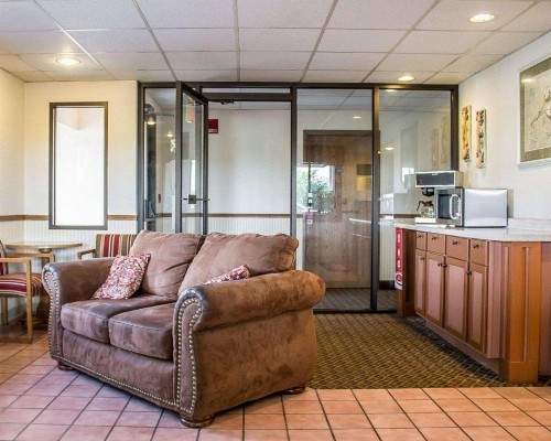 Econo Lodge Traverse City - image 2