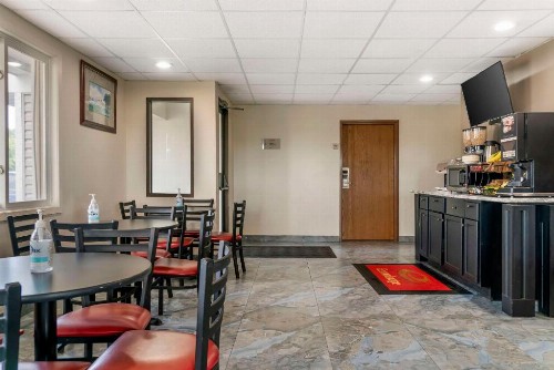 Econo Lodge Traverse City - image 3