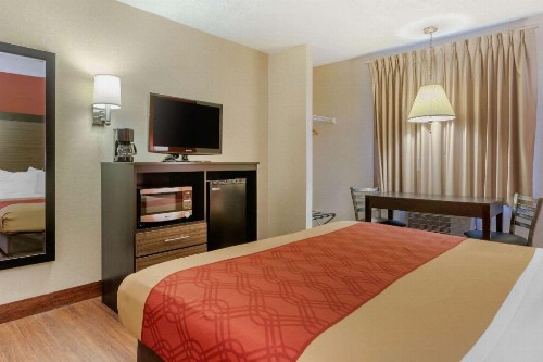 Econo Lodge Traverse City - image 33