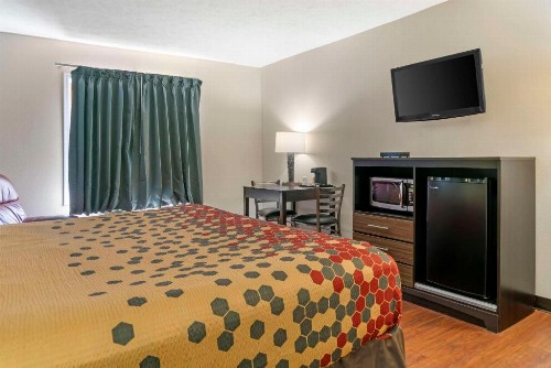 Econo Lodge Traverse City - image 35