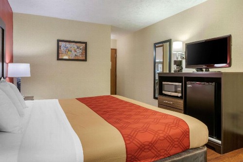 Econo Lodge Traverse City - image 36