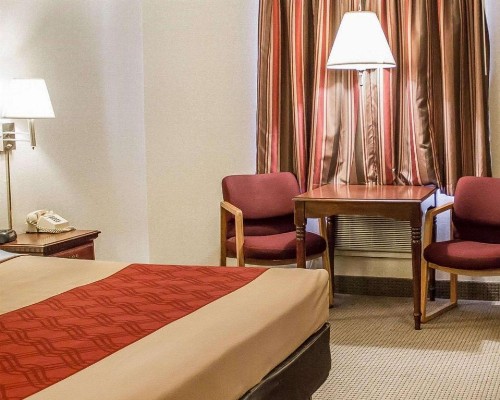 Econo Lodge Traverse City - image 38