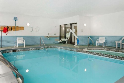 Econo Lodge Traverse City - image 4