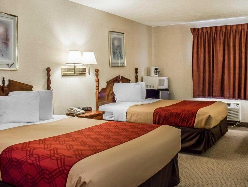 Econo Lodge Traverse City - image 41