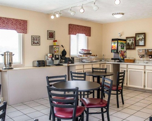 Econo Lodge Traverse City - image 5