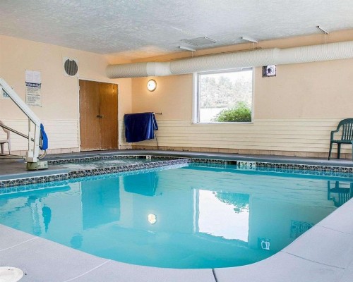 Econo Lodge Traverse City - image 7