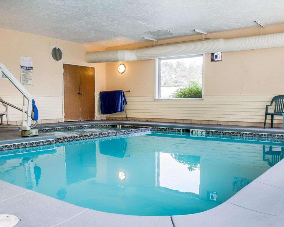 Econo Lodge Traverse City - image 7