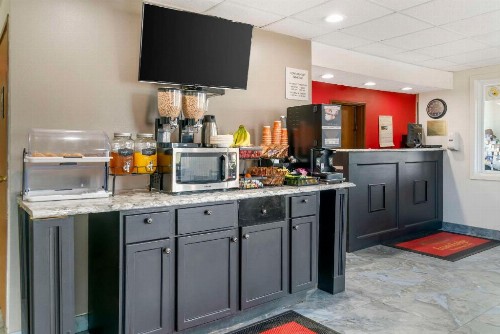 Econo Lodge Traverse City - image 8