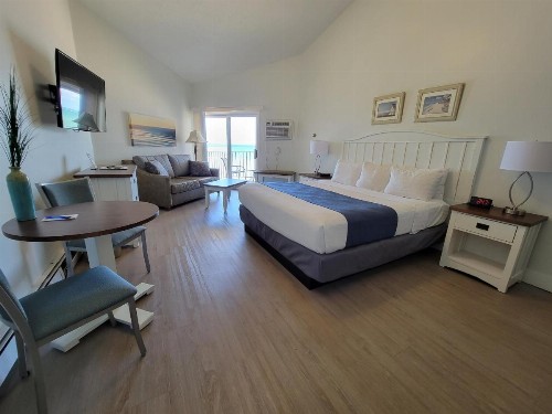 Pointes North Beachfront Resort Hotel - image 29