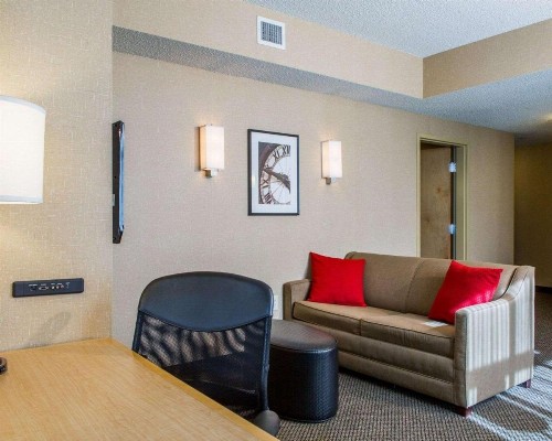 Cambria Hotel Traverse City - image 7