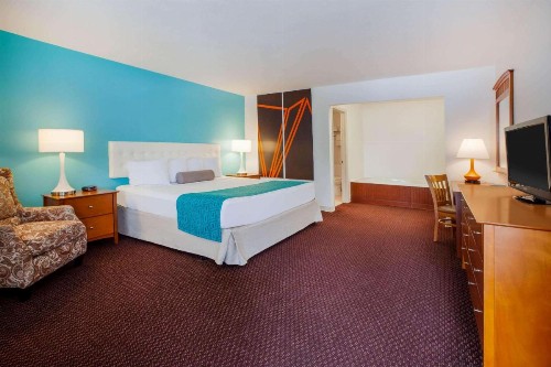 Howard Johnson by Wyndham Traverse City - image 24