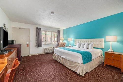 Howard Johnson by Wyndham Traverse City - image 33