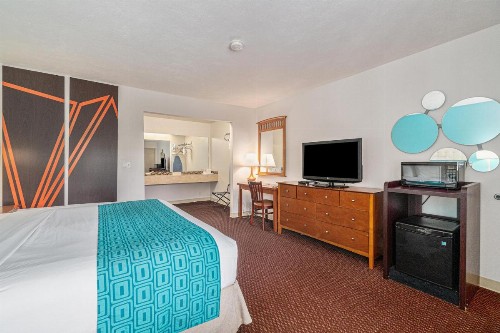 Howard Johnson by Wyndham Traverse City - image 34