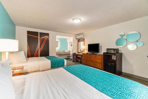 Howard Johnson by Wyndham Traverse City - image 41