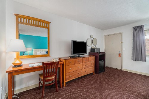 Howard Johnson by Wyndham Traverse City - image 45