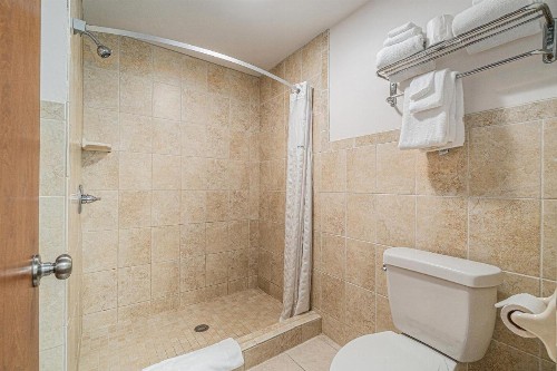 Howard Johnson by Wyndham Traverse City - image 46
