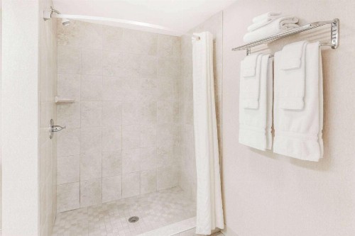 Howard Johnson by Wyndham Traverse City - image 47