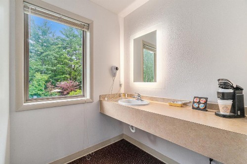 Howard Johnson by Wyndham Traverse City - image 48
