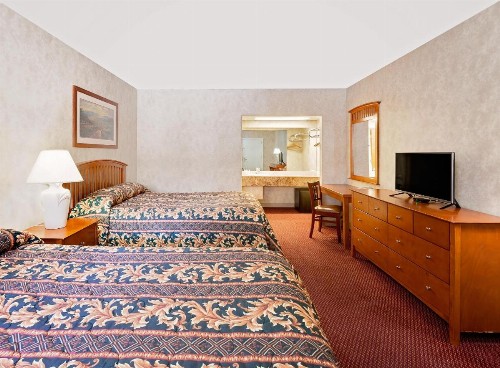 Knights Inn Traverse City - image 25