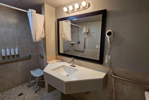 Knights Inn Traverse City - image 27