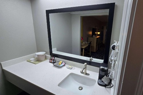 Knights Inn Traverse City - image 39