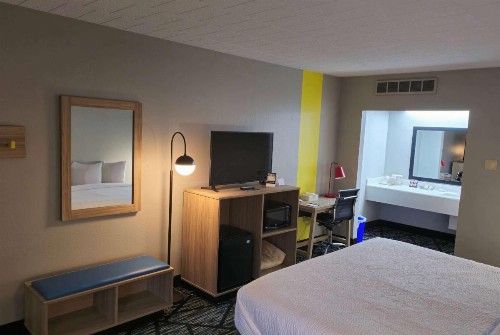 Knights Inn Traverse City - image 40