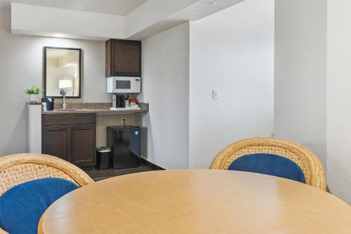 Cherry Tree Inn and Suites - image 30