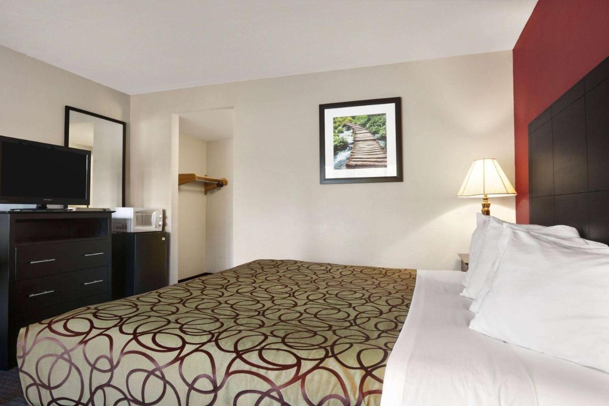 Travelodge by Wyndham Traverse City MI - image 2