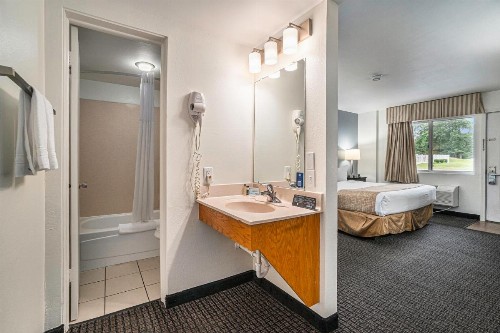 Travelodge by Wyndham Traverse City MI - image 31