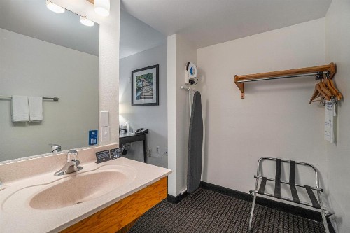 Travelodge by Wyndham Traverse City MI - image 32