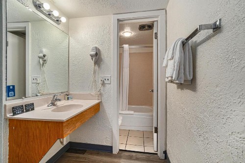 Travelodge by Wyndham Traverse City MI - image 49