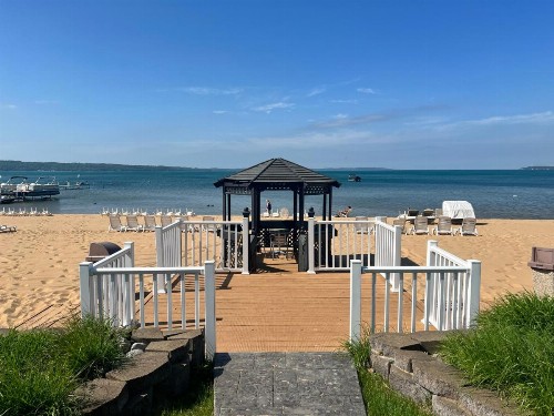The Beach Haus - Traverse City - image 3