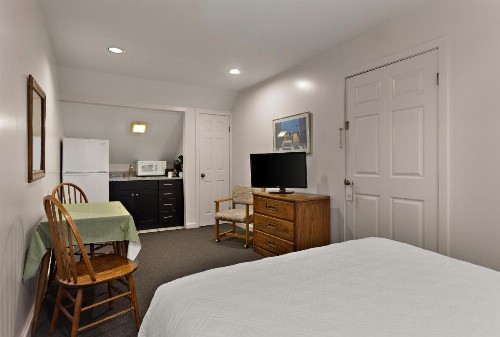 Traverse Bay Inn - image 12