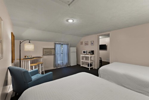 Traverse Bay Inn - image 13