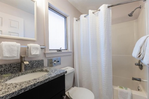 Traverse Bay Inn - image 14