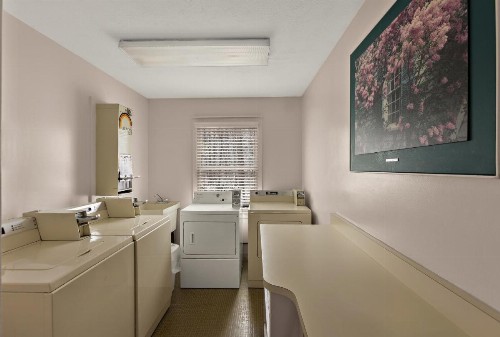 Traverse Bay Inn - image 17