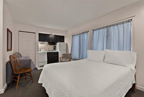 Traverse Bay Inn - image 5