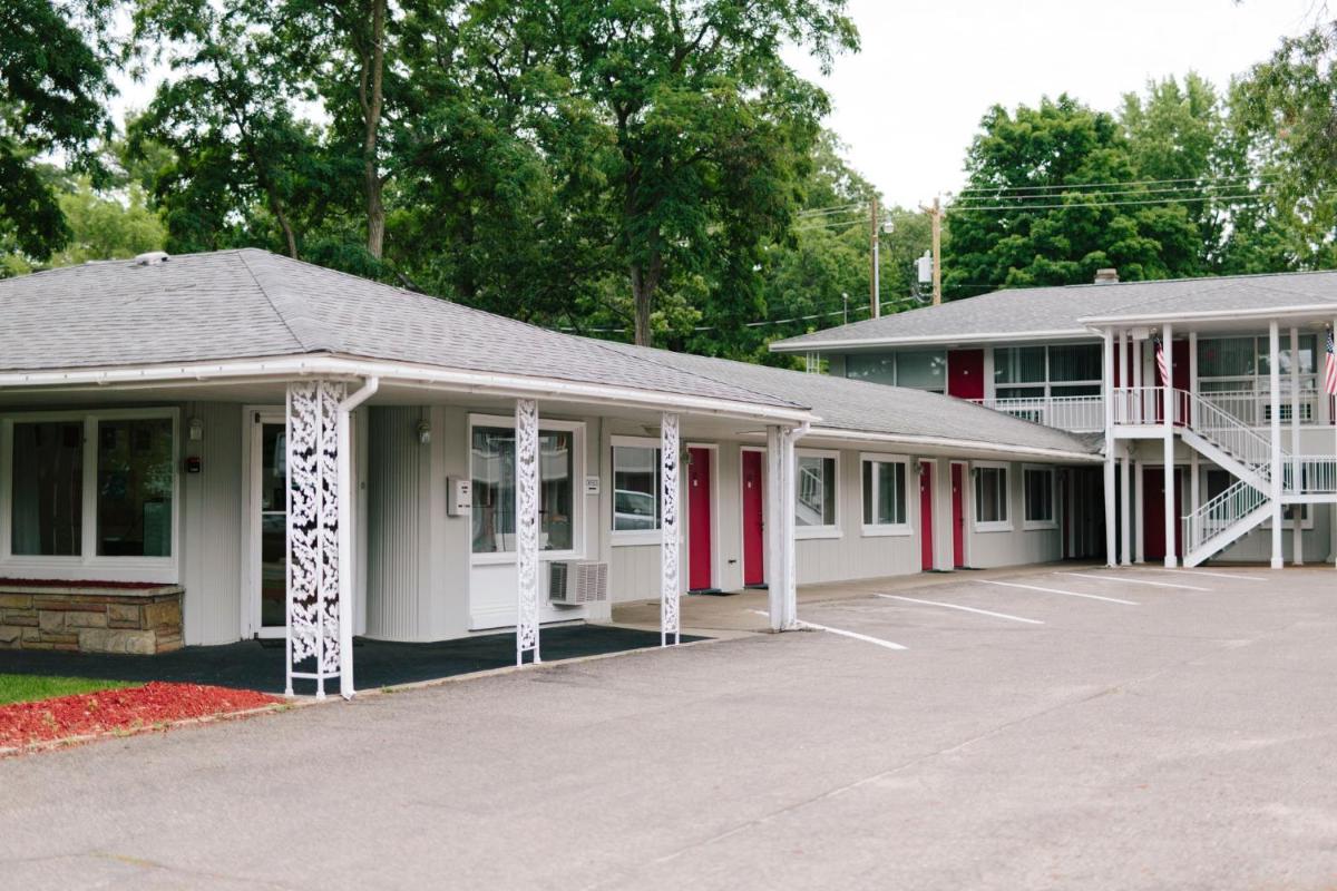 Grand Traverse Motel - image 2