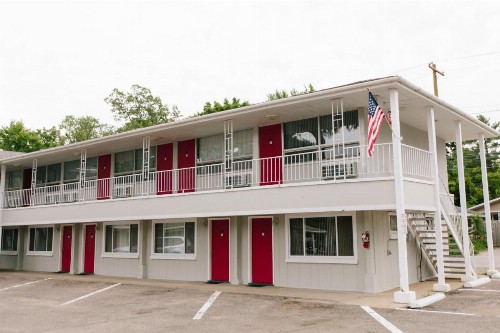 Grand Traverse Motel - image 3