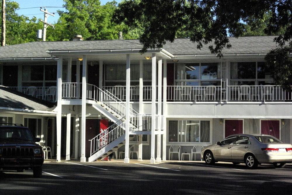 Grand Traverse Motel - image 4