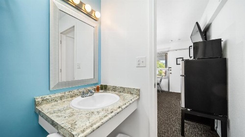 Grand Traverse Motel - image 9